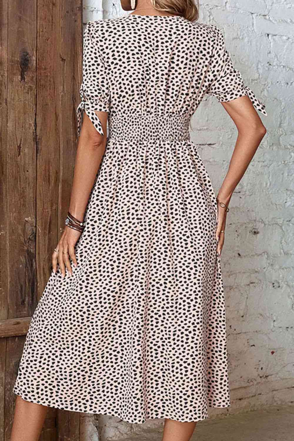 Robe nouée à col en V et boutonnée sur le devant à imprimé animal