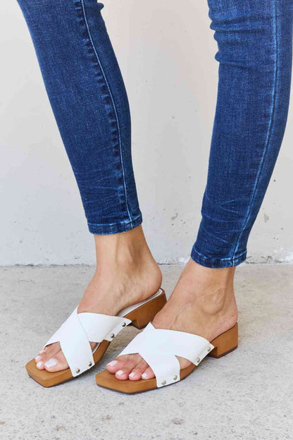 Weeboo Step Into Summer Mules sabots en bois Criss Cross en blanc