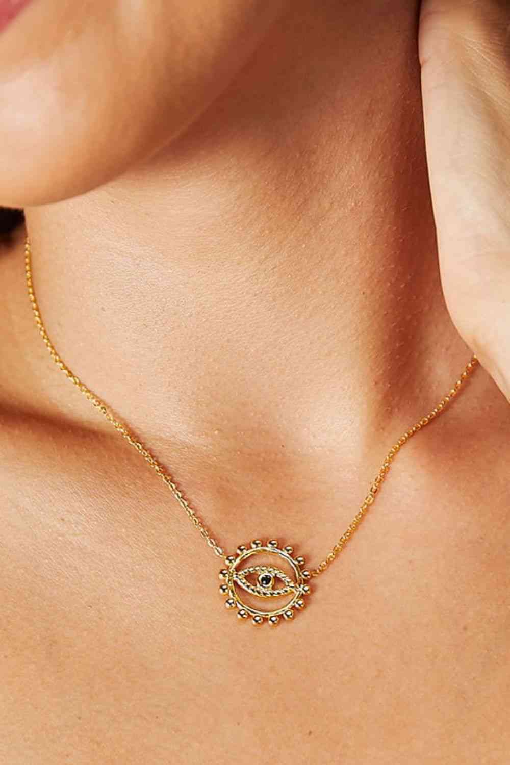 Collier pendentif œil adoré