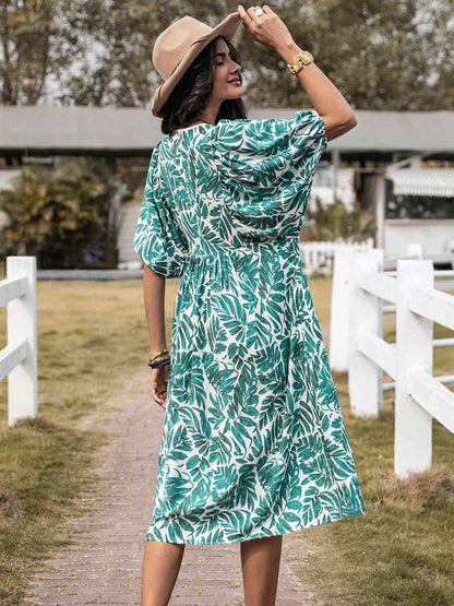 Vestido midi estampado con cuello anudado y manga corta