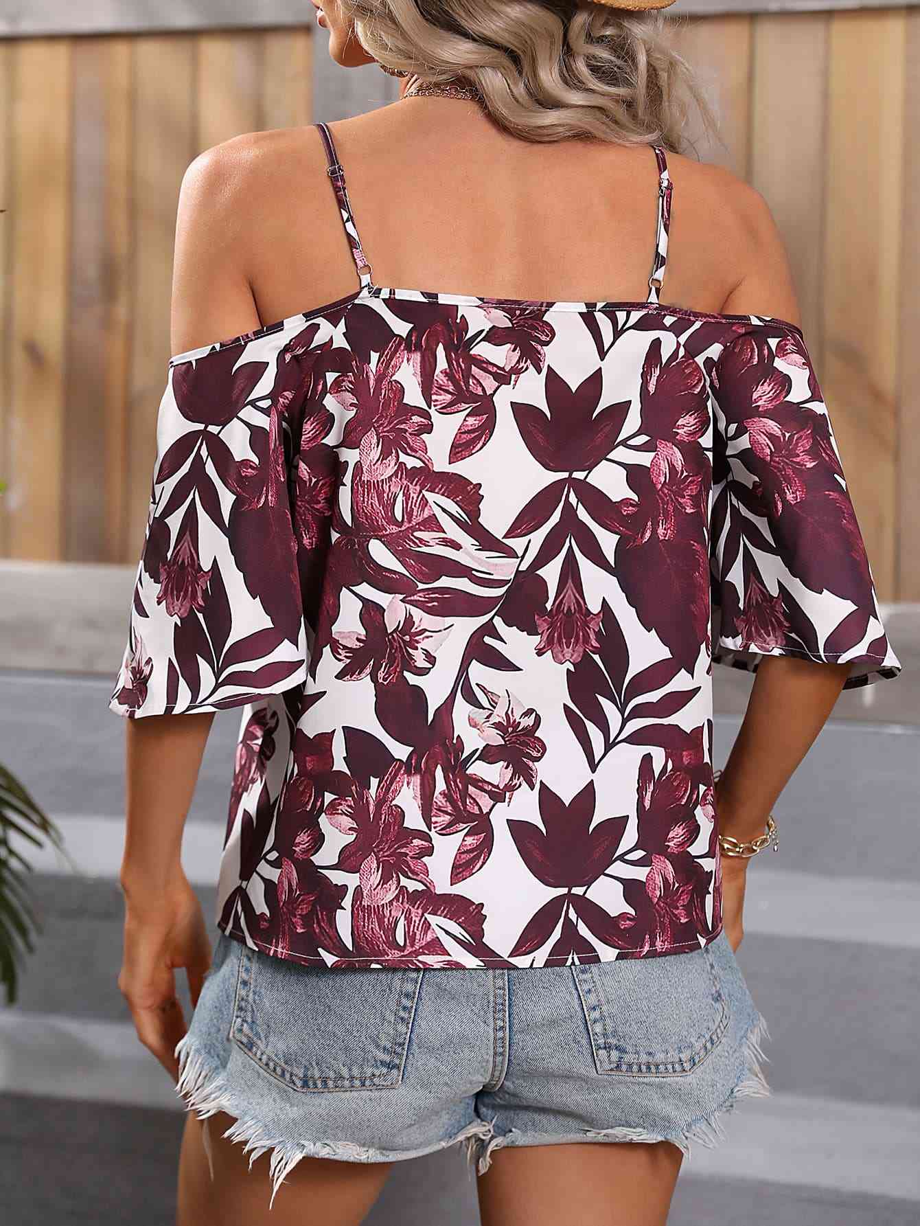 Blusa floral con tirantes finos y hombros descubiertos