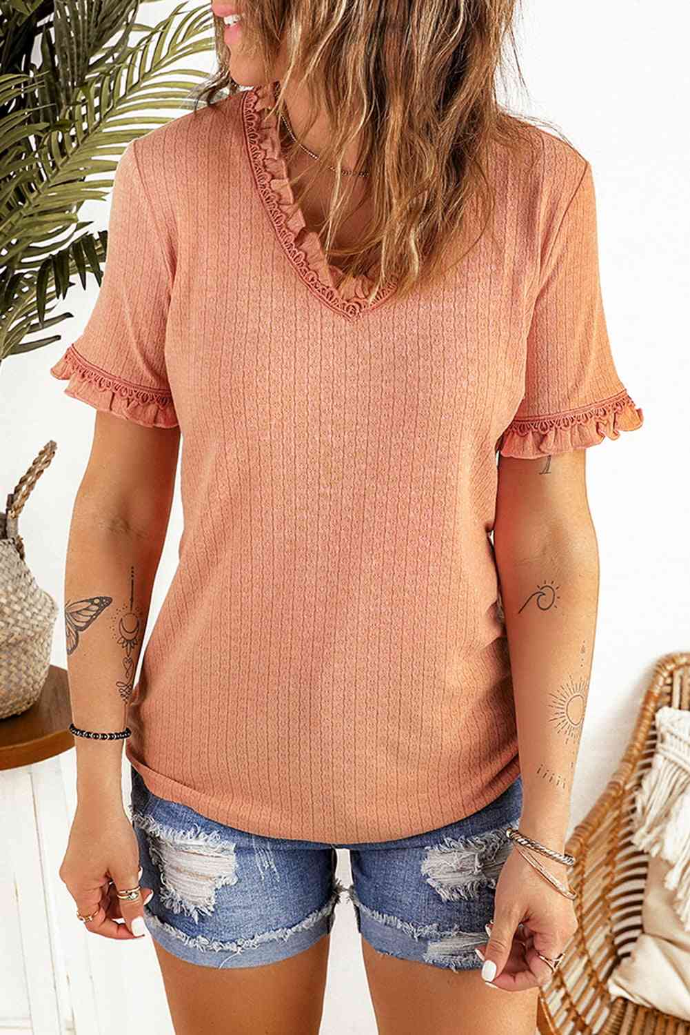 Blusa texturizada con cuello en V y mangas con volantes