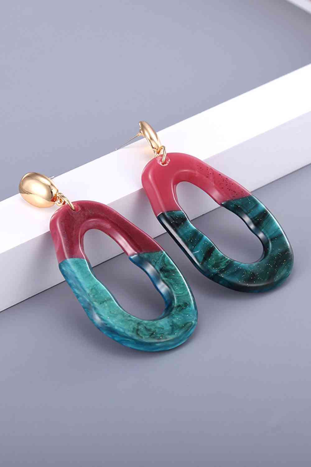 Boucles d'oreilles pendantes géométriques contrastées