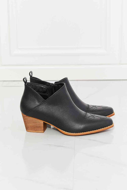 MMShoes Trust Yourself - Bottines de cowboy croisées brodées - Noir