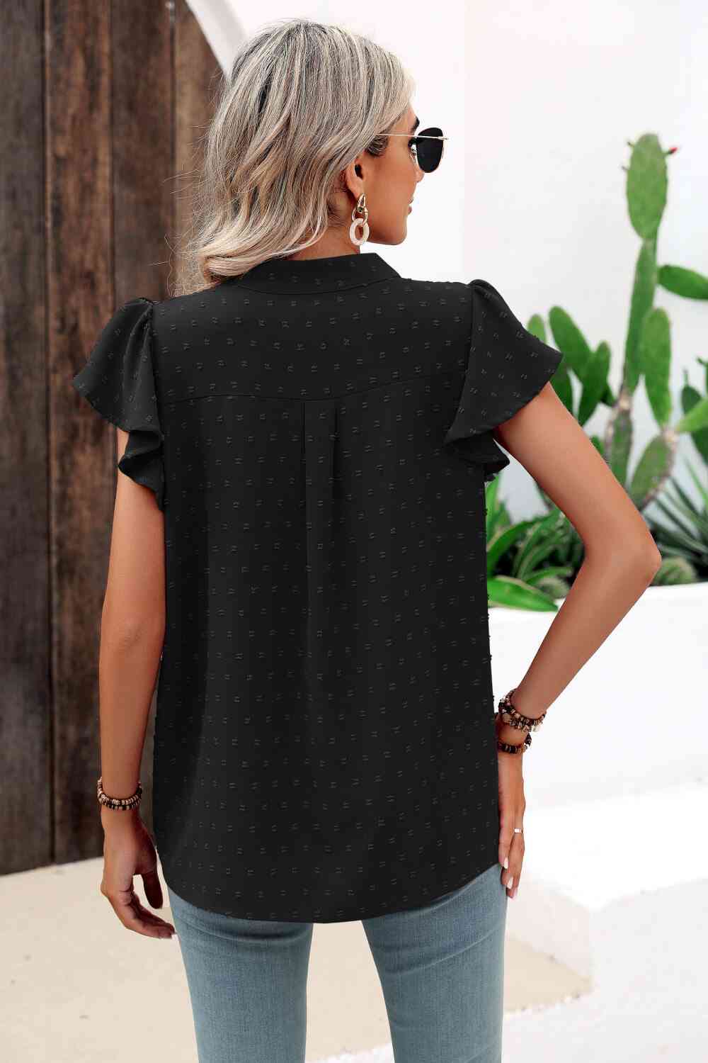 Blusa con cuello con muescas y mangas acampanadas con lunares suizos