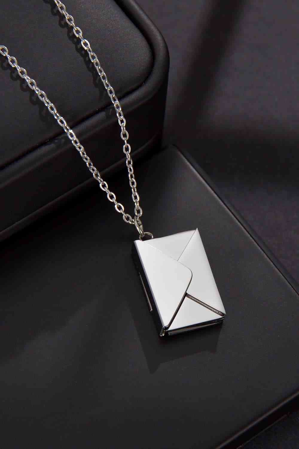 Collier en acier inoxydable avec pendentif enveloppe