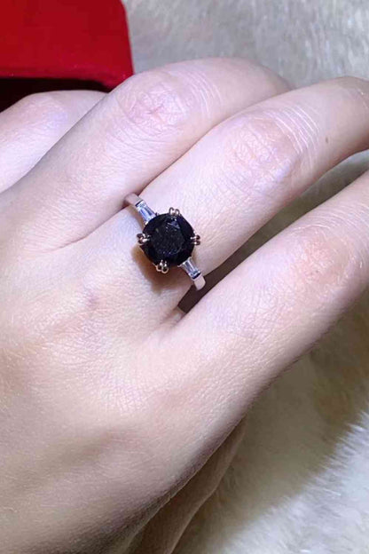 Anillo chapado en platino con moissanita negra de 2 quilates