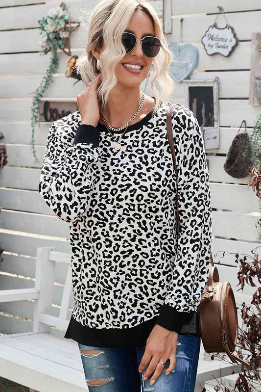 Sweat-shirt léopard à fente latérale et bordure contrastée