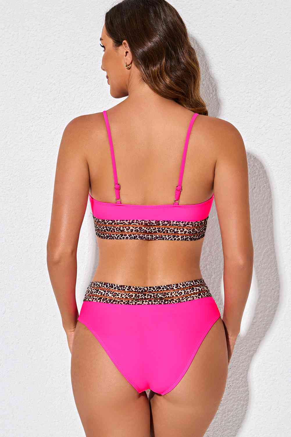 Conjunto de bikini en contraste de leopardo