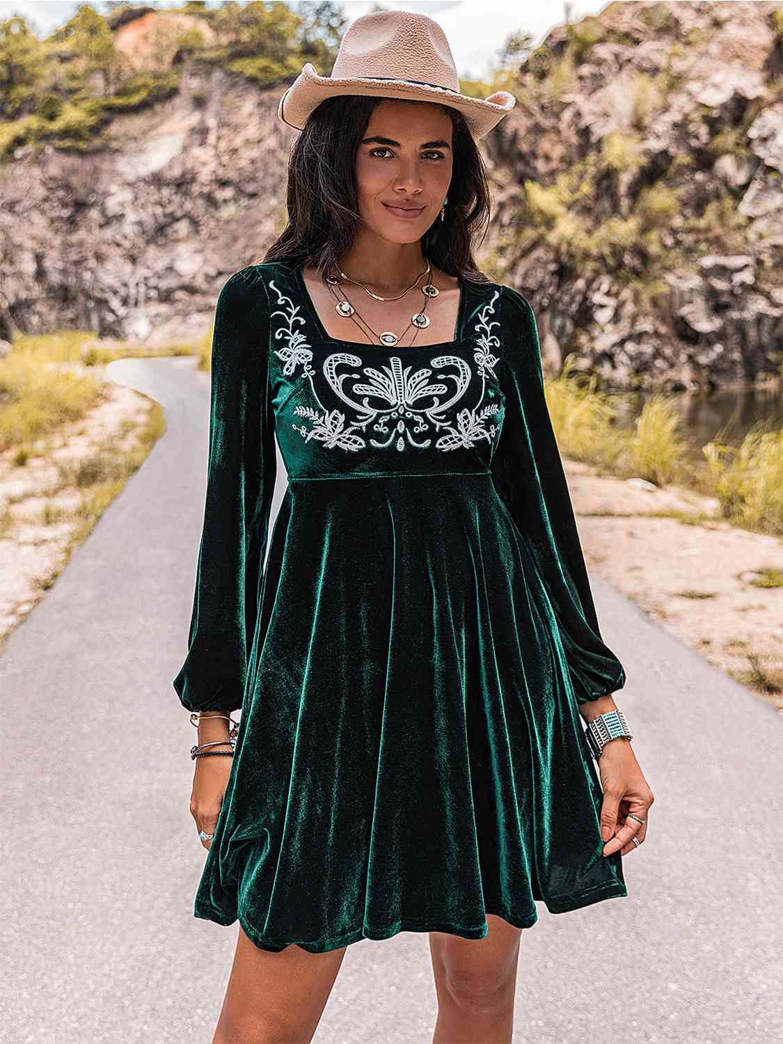 Vestido de manga larga con cuello cuadrado bordado