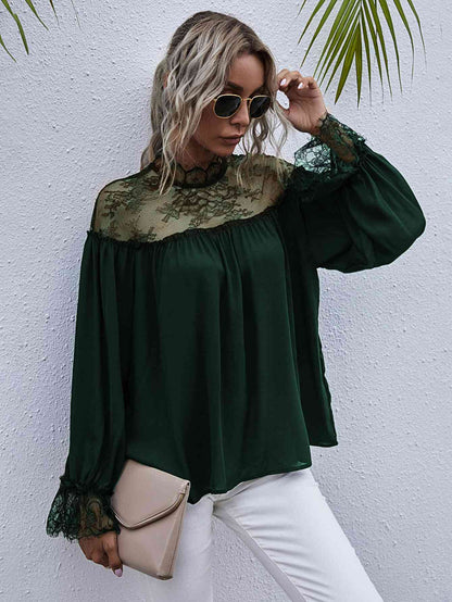 Blusa semitransparente con cuello simulado y ribete de encaje