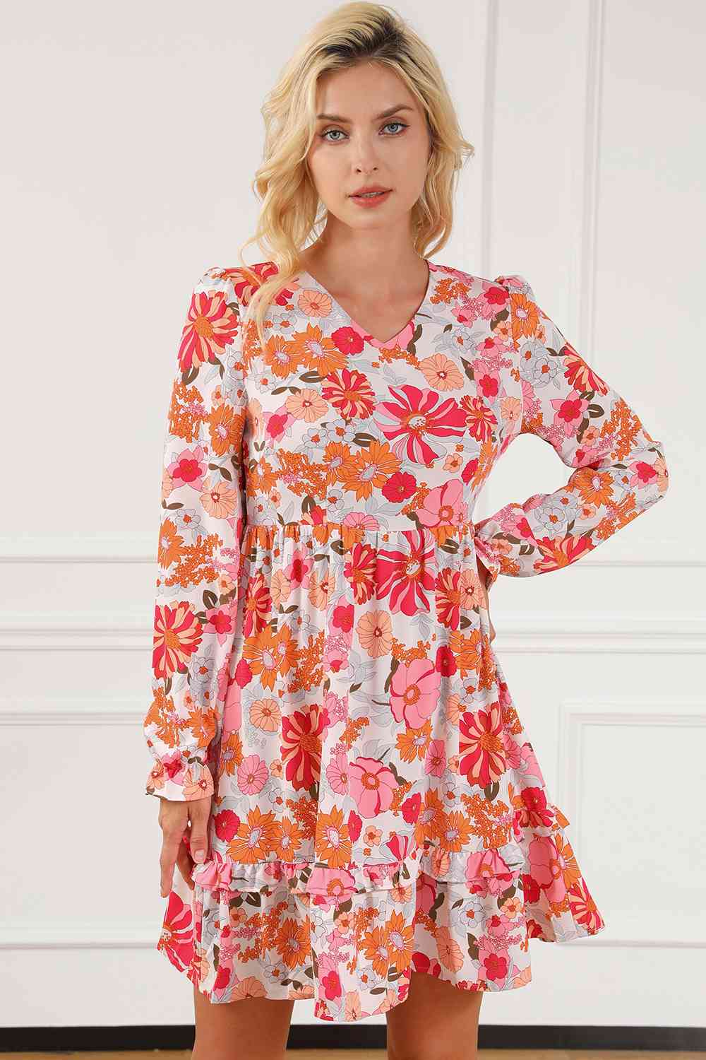 Robe florale à manches longues et col en V à volants