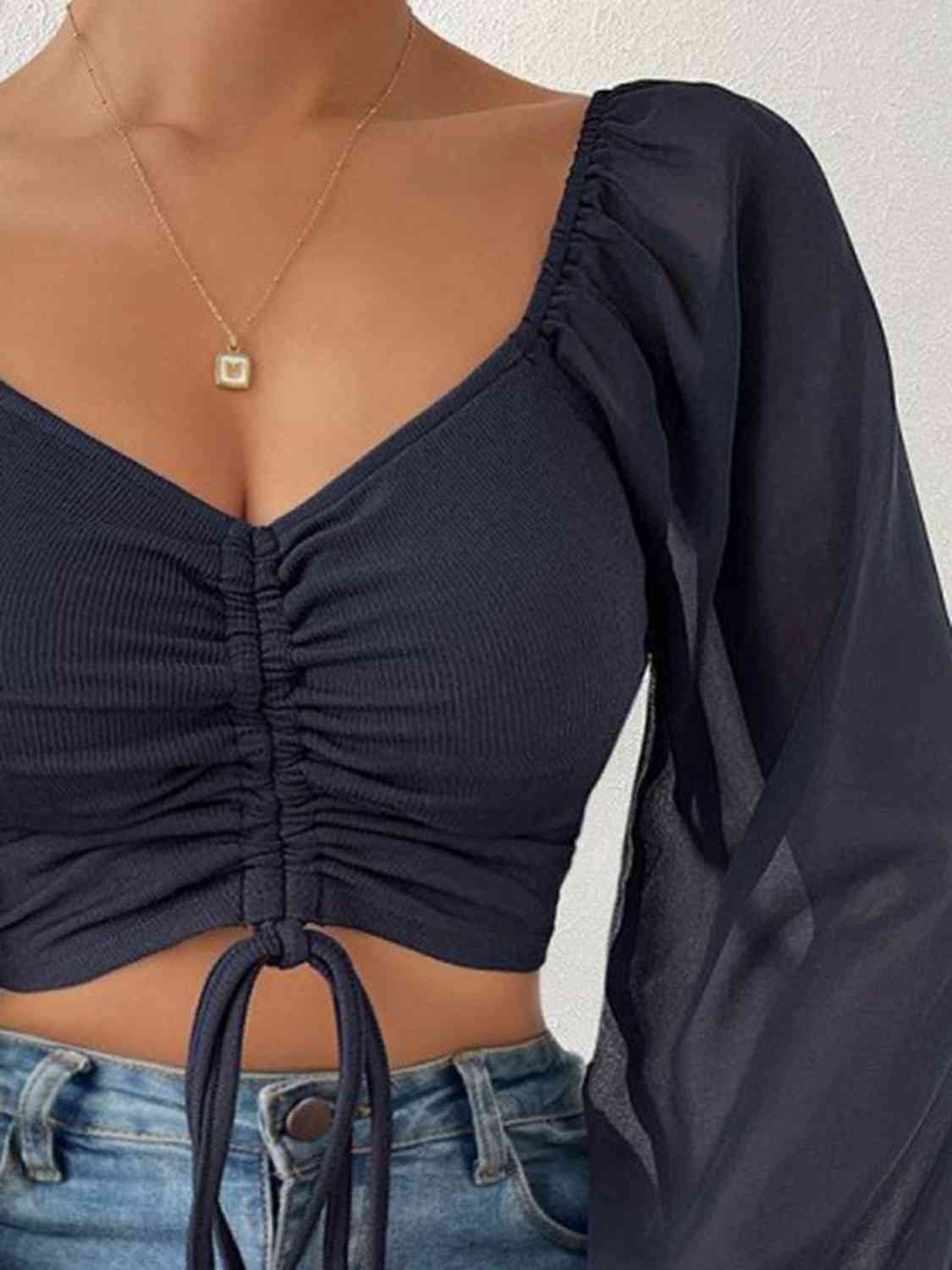 Top corto con cuello en forma de corazón y cordón