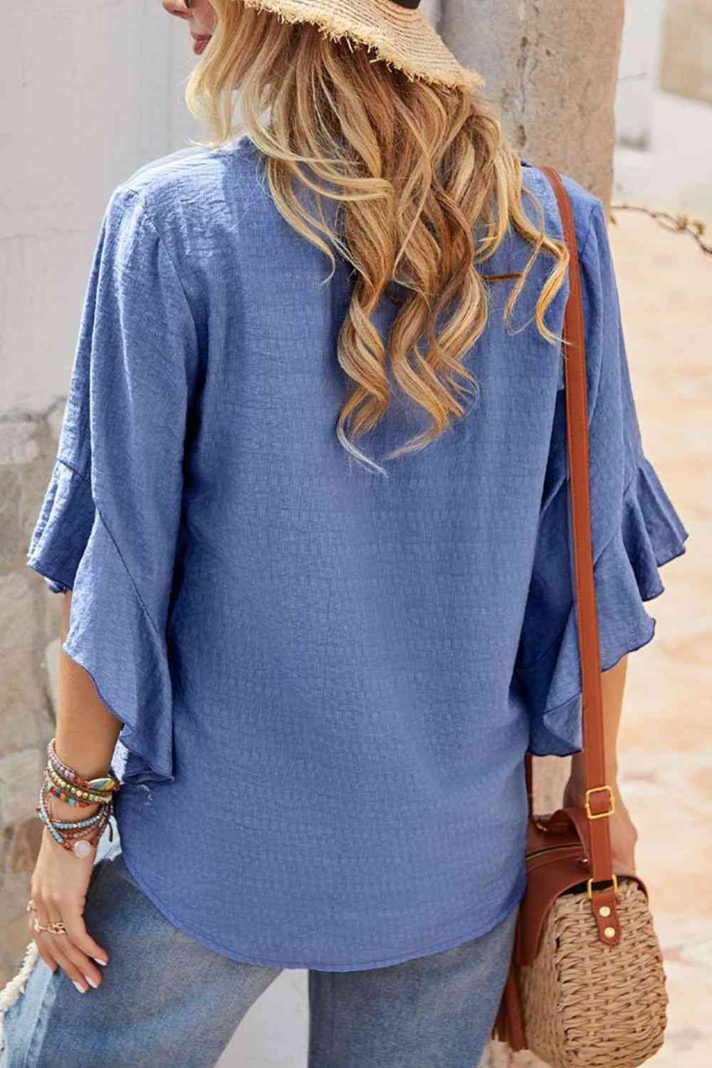 Blusa con mangas con volante y cuello con muescas