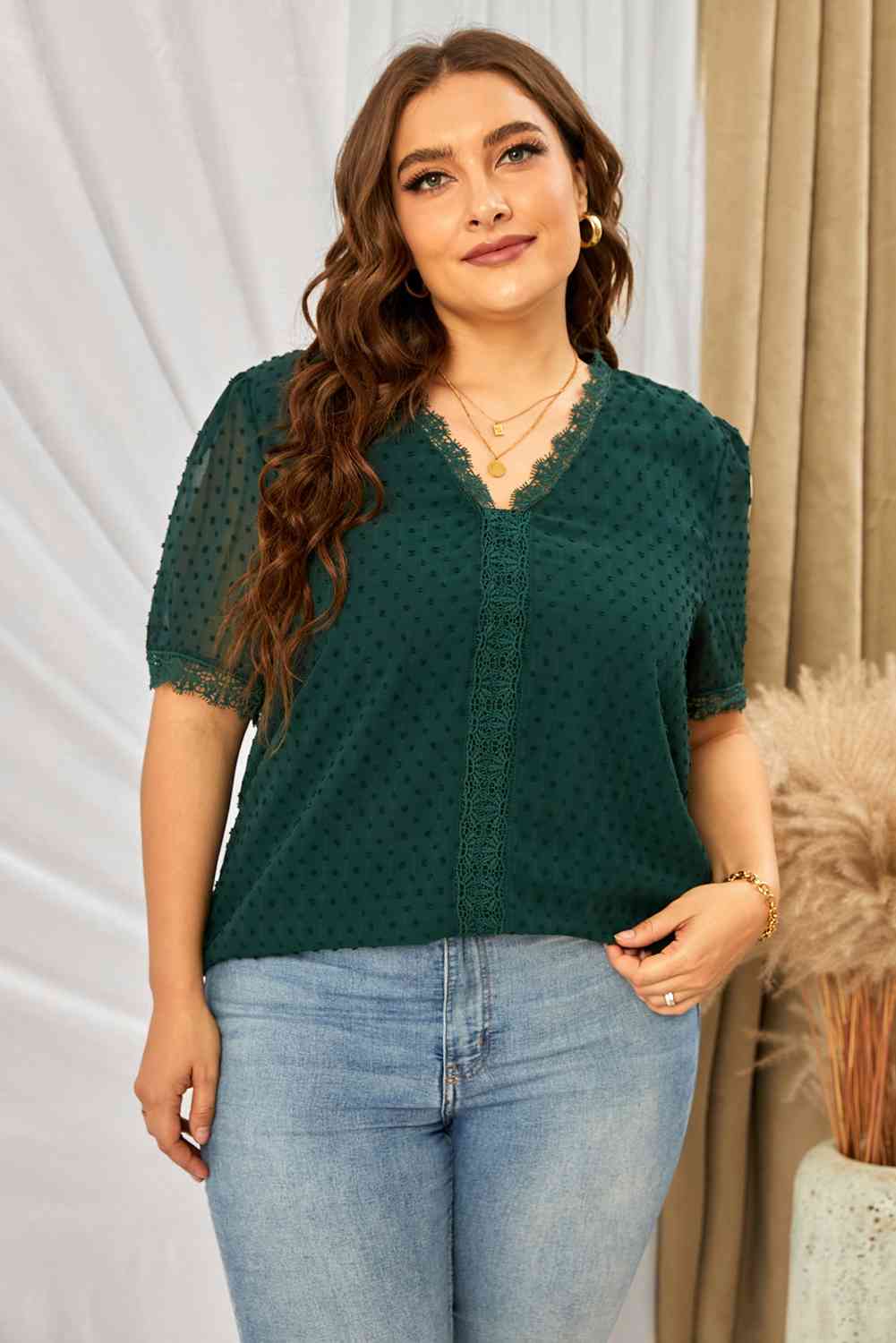 Blusa con cuello en V y encaje empalmado de lunares suizos de talla grande