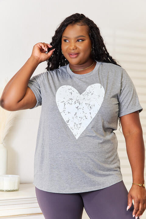 Camiseta de manga corta con puños y gráfico de corazón de Simply Love