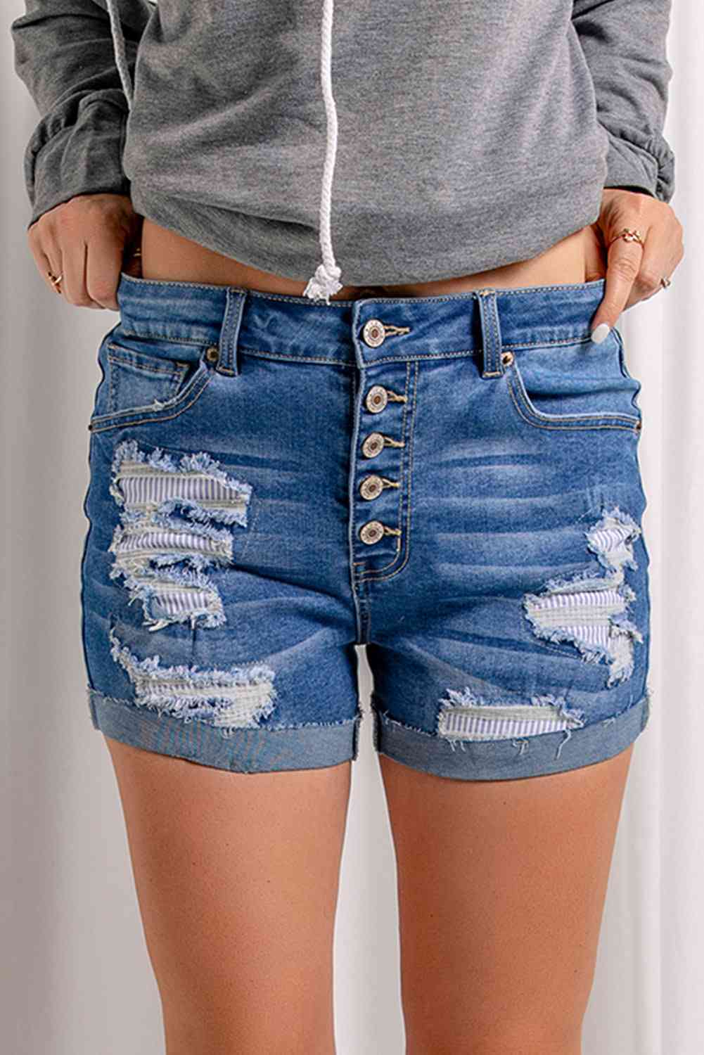 Short en jean effet vieilli avec braguette boutonnée et doublure rayée