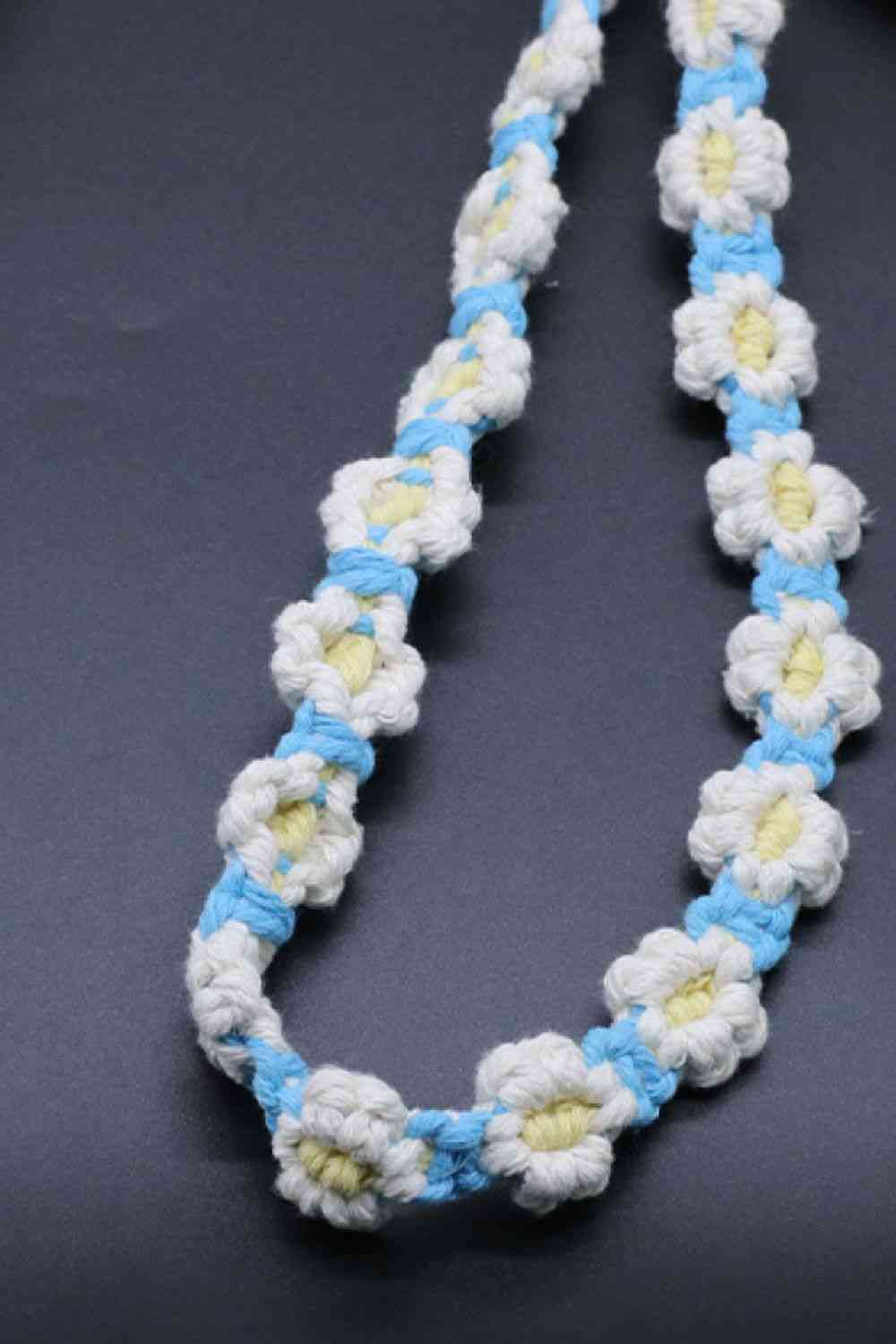 Lanière de téléphone en macramé à fleurs