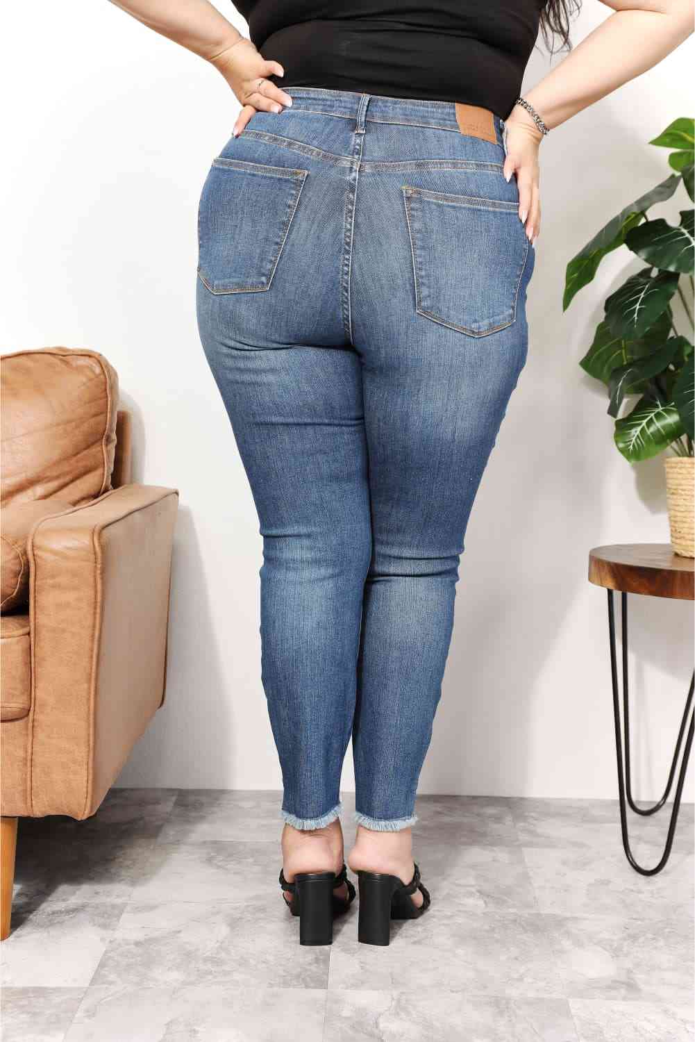 Jean skinny Judy Blue pleine taille avec fente latérale et ourlet effiloché