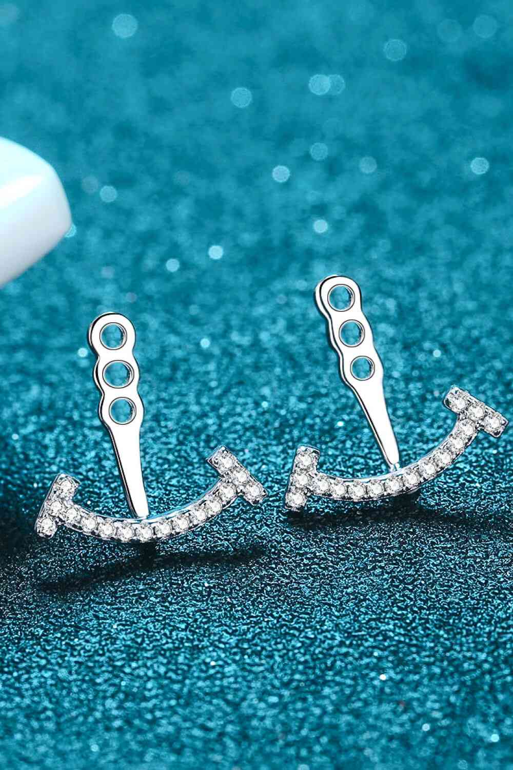 Deux façons de porter des boucles d'oreilles Moissanite