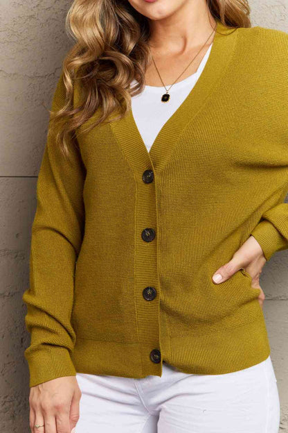 Zenana Kiss Me Tonight Cardigan boutonné pleine taille en Chartreuse