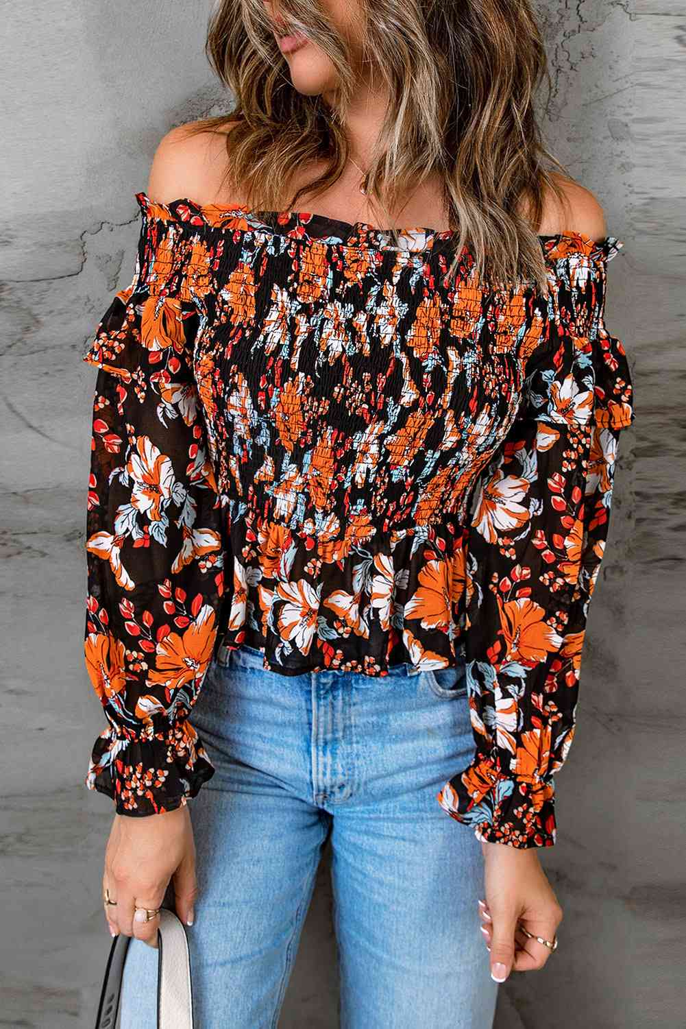 Top peplum con hombros descubiertos y fruncido floral