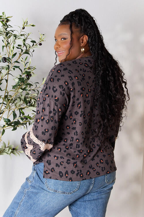 Blusa con detalle de encaje de leopardo de tamaño completo de Jade By Jane