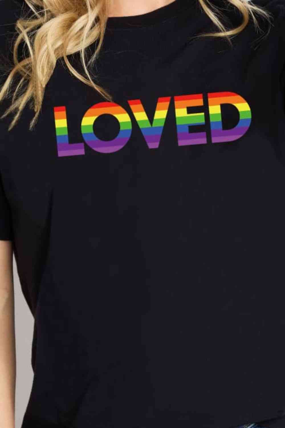 Camiseta de algodón con gráfico LOVED de Simply Love