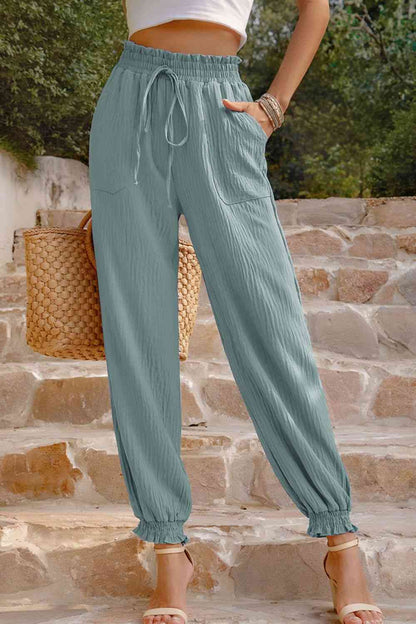 Pantalones texturizados con cintura fruncida y bolsillos