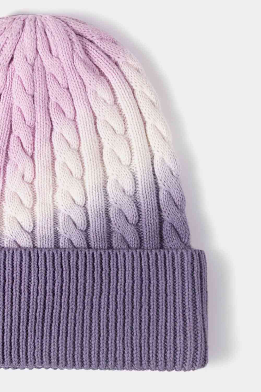 Bonnet à revers en tricot torsadé teint par nœuds contrasté