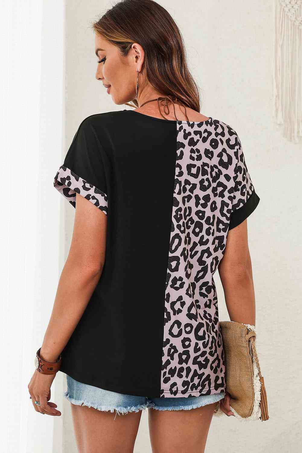 Camiseta con cuello redondo y estampado de leopardo en dos tonos