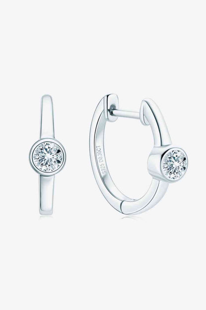 Boucles d'oreilles Huggie en moissanite incrustées plaquées or 18 carats