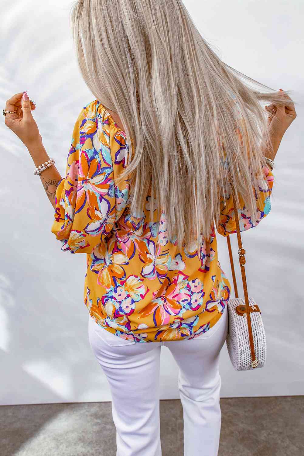 Blusa floral con cuello barco y mangas abullonadas