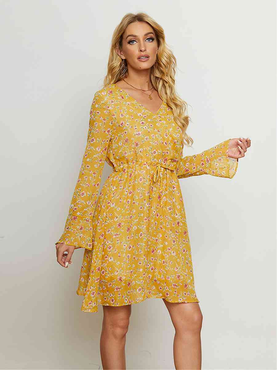 Robe florale à col en V et taille avec cordon de serrage