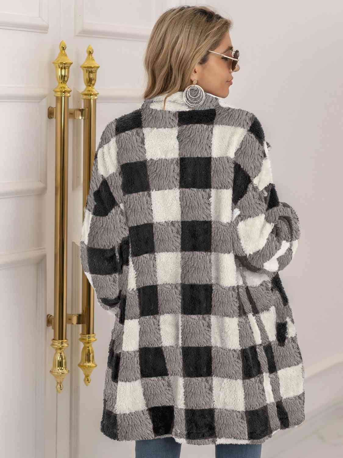 Manteau long à col et carreaux