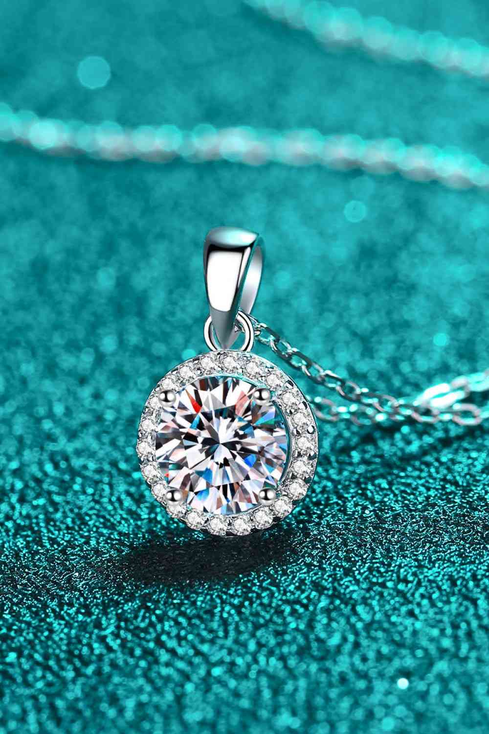 Adored Chance to Charm Collier avec pendentif rond en moissanite 1 carat