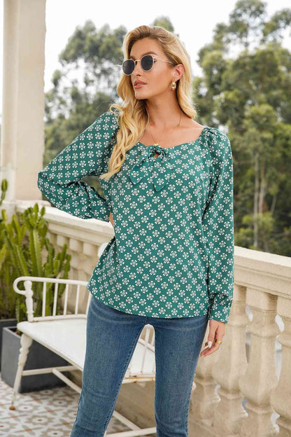 Blusa de manga larga con cuello de corazón anudada estampada