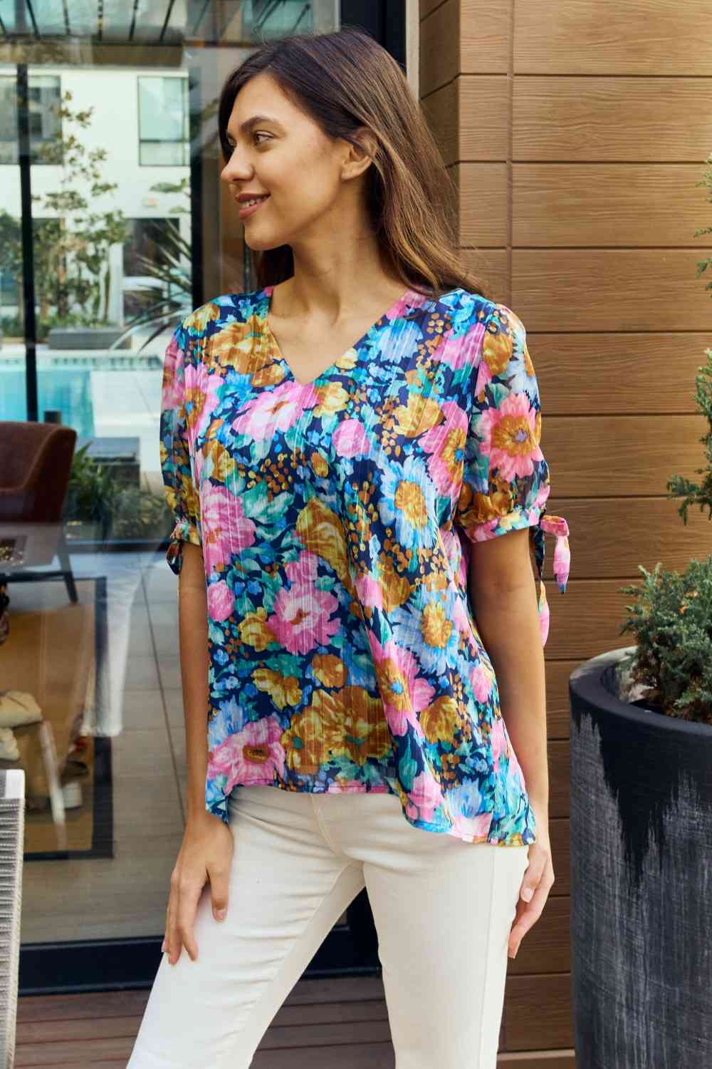 Petal Dew Blusa floral de tamaño completo con cuello en V y detalle de lazo