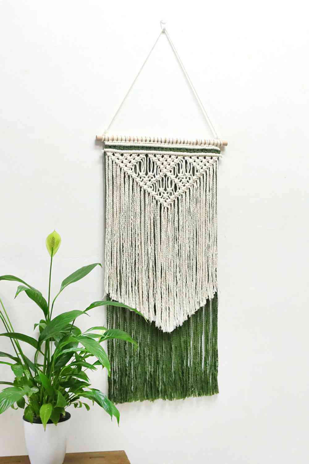 Colgante de pared de macramé hecho a mano con flecos de contraste