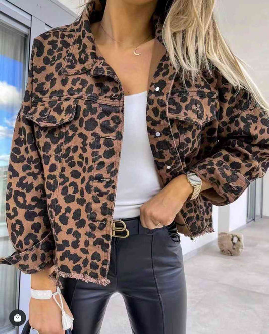 Veste en jean léopard à ourlet brut