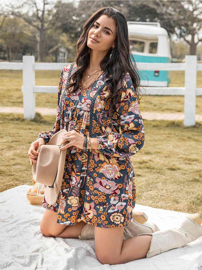 Vestido floral de manga larga con cuello en V fruncido