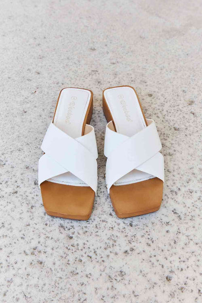 Weeboo Step Into Summer Mules sabots en bois Criss Cross en blanc