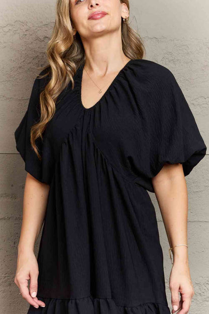 Hailey &amp; Co Mini-robe Comfort Cutie à double col en V et manches bouffantes