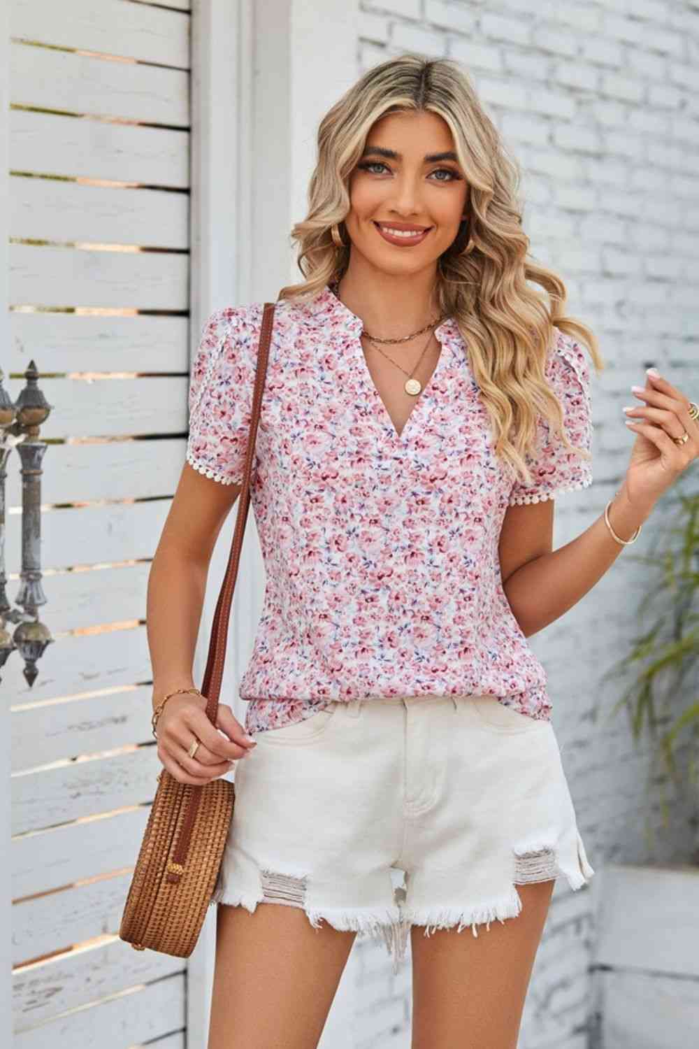 Blusa floral con cuello con muescas