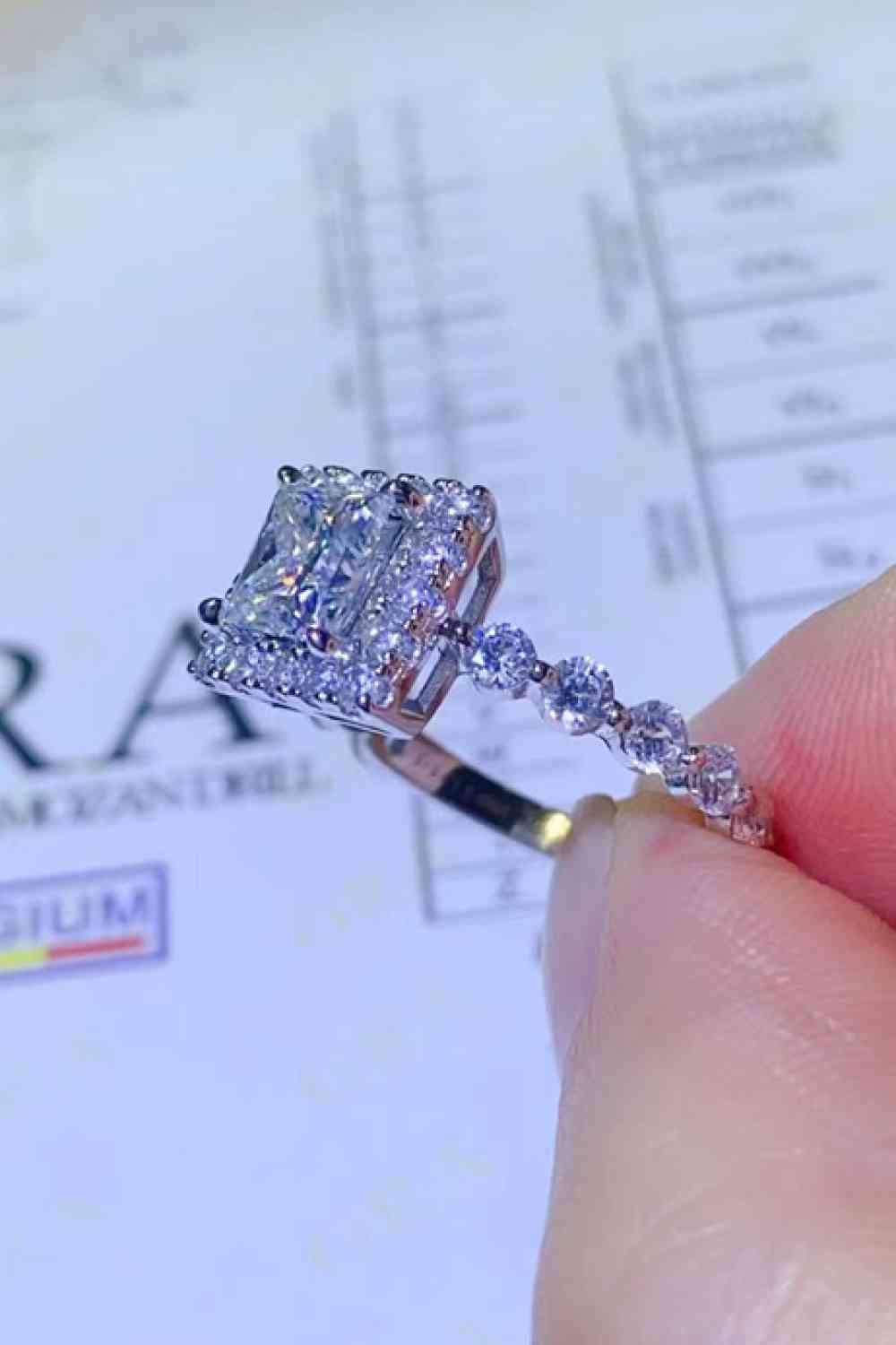 Bague carrée adorée en moissanite de 1 carat