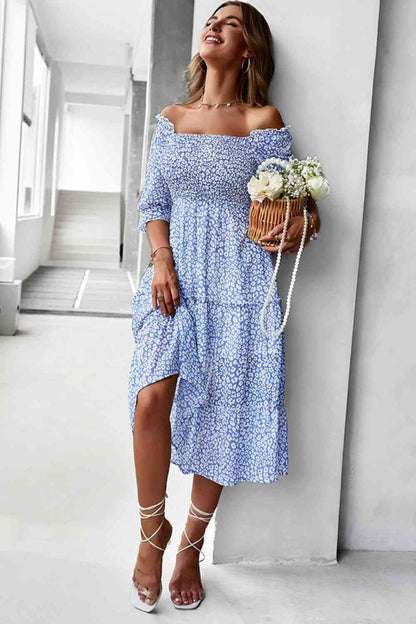 Robe midi smockée à petites fleurs et épaules dénudées