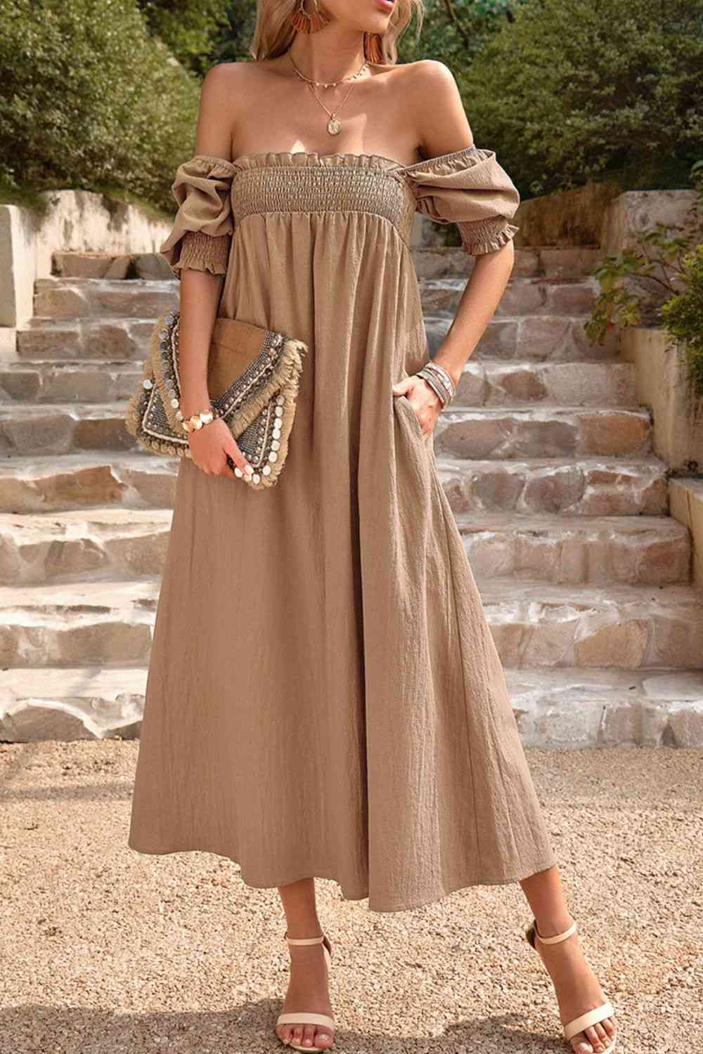 Robe midi smockée à col carré et poches