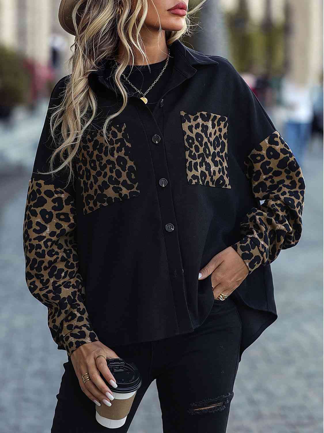 Chaqueta con hombros caídos y botones con estampado de leopardo