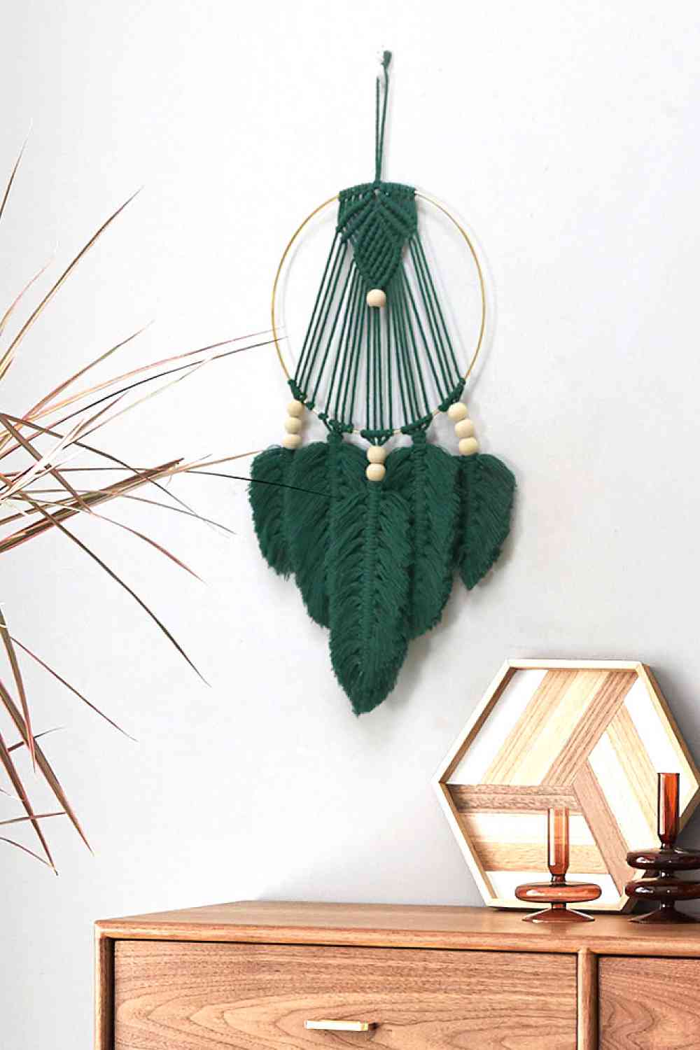 Decoración colgante de pared de macramé de plumas