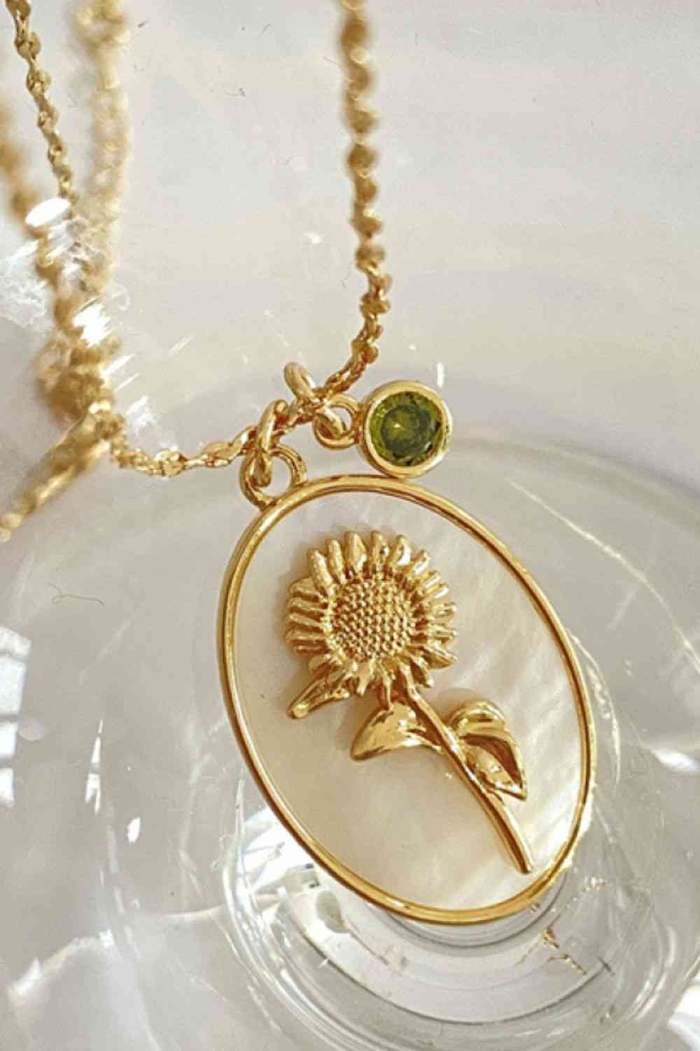 Collier en cuivre avec pendentif en forme de coquille de fleur